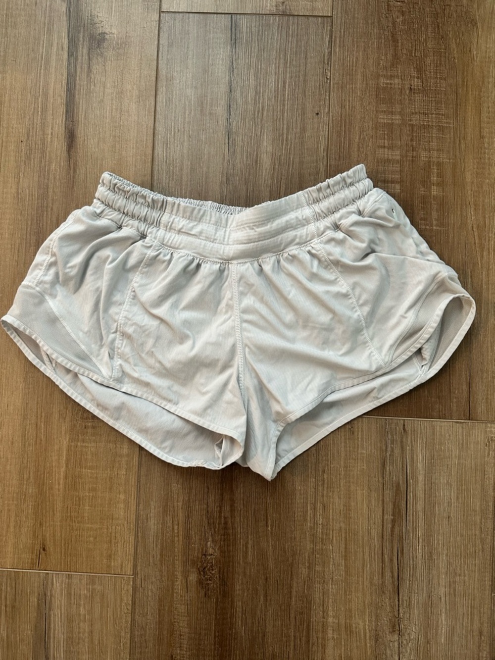 White Women's Lululemon Athletic Shorts Size 4 2.5 inch